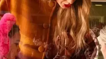 Ombre Coat worn by Taylor Swift in Taylor Swift opts for ombré coat in Kansas City colors at Chiefs vs. Chargers game