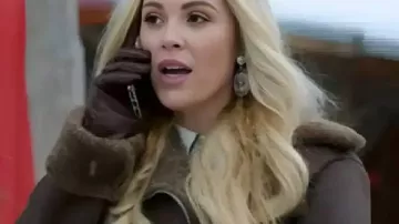 Una chaqueta de ante marrón de Natalie Hall en el Lejano Oeste de Navidad llevada por Emily Winters (Natalie Hall) en Un Viejo Oeste de Navidad