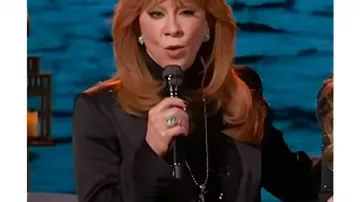 La americana negra de flecos de The Voice S28 Reba McEntire llevada por (Reba McEntire) en The Voice