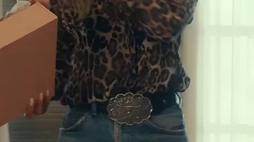 Blusa Landman S02 Ali Larter con estampado de leopardo que lleva Angela Norris (Ali Larter) en Landman
