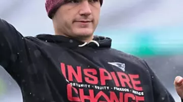 Sudadera negra Drake Maye Patriots 2025 Inspire Change