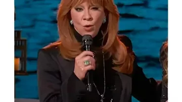 La finale de la saison 28 de The Voice Vester noir à franges de Reba McEntire porté par Reba McEntire tel que vu dans The Voice
