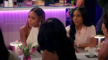 Vestido polo corto de punto de Zara que lució la Dra. Simone Whitmore en "Casada con la Medicina" (temporada 12, episodio 3)