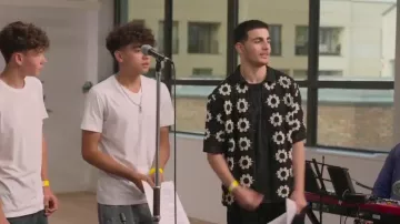 Camisa de crochet negra con flores de Zara que lució Erik en Simon Cowell: The Next Act (temporada 1, episodio 2)