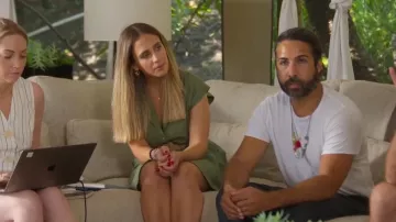 Vestido mini con cinturón en mezcla de lino verde caqui de Zara, usado por Lauren en Simon Cowell: The Next Act (temporada 1, episodio 2).