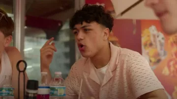 Camisa con botones con textura de Bershka que lleva Danny como se ve en Simon Cowell: El siguiente acto (S01E05)