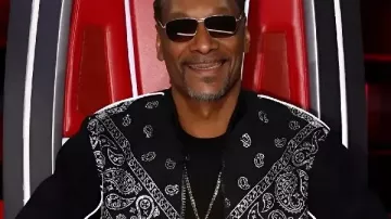 Chaqueta negra de cachemira de Snoop Dogg para final de la temporada 28 de The Voice llevada por Snoop Dogg tal como se ve en The Voice