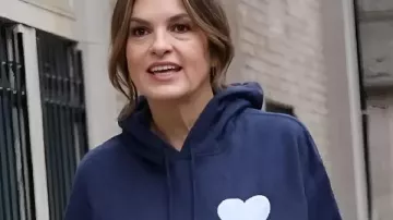 Sudadera con capucha de Mariska HEART FOUNDATION sobre la lucha de Mariska Hargitay por apoyar a los sobrevivientes a través de la Fundación Joyful Heart | Town &amp; Country