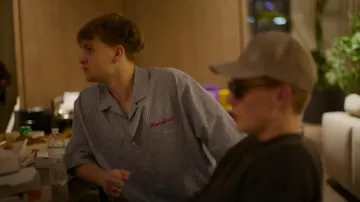 Camisa de rayas con bordado en la espalda de Bershka que lució Danny en Simon Cowell: The Next Act (temporada 1, episodio 5)