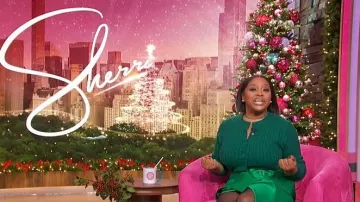 Cárdigan de punto J. Crew con cuello redondo usado por Sherri Shepherd tal como se ve en Sherri el 12 de diciembre de 2025