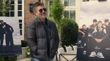 Chaqueta acolchada de nylon acolchado con cremallera completa de Armani llevada por Simon Cowell, como se ve en Simon Cowell: The Next Act (S01E06)