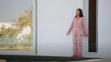 Sandalias de tira UGG Fluff yes Slingback que llevan Angie Katsanevas como se ve en The Real Housewives of Salt Lake City (S06E14)
