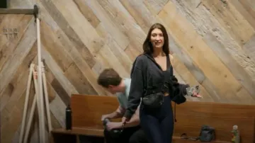 Sudadera bomber con cremallera cortada de AE usada por Natalie Maguire como se ve en Vanderpump Rules (S12E03)
