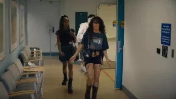 Balenciaga Black Leather Le Cagole Shoulder Bag worn by Tallulah (Odessa A'zion) as seen in I Love LA (S01E07)