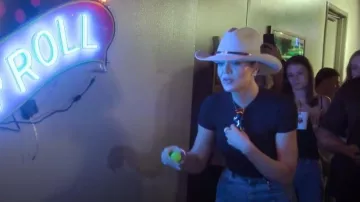 Bon t-shirt américain Super Stretch Baby Tige porté par Khloé Kardashian tel que vu dans The Kardashians (S07E09)