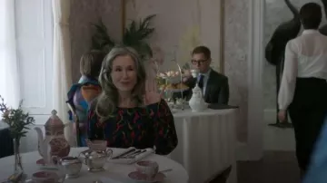 Chaqueta vintage multicolor con estampados que lleva Delilah (Mary McDonnell) como se ve en Doce citas hasta Navidad (S01E04)