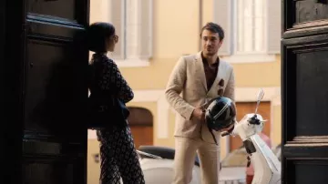 Tod's T Timeless Shopping Bag worn by Emily Cooper (Lily Collins) as seen in Emily in Paris (S05E02)