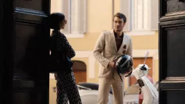 Tod's T Timeless Shopping Bag worn by Emily Cooper (Lily Collins) as seen in Emily in Paris (S05E02)