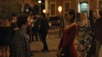 Robe midi Herve Leger Icon à col coupé portée par Sofia Sideris (Melia Kreiling) telle que vue dans Emily à Paris (S05E02)