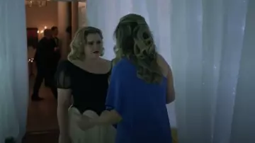 Tach Clothing Giovva Pleated Linen Dress worn by Kate (Mae Whitman) as seen in Twelve Dates 'Til Christmas (S01E06)