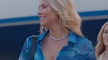 Blusa azul de piel de serpiente Landman S02 Ali Larter llevada por Angela Norris (Ali Larter) tal como se ve en Landman