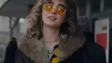 Poneys 2026 Haley Lu Richardson Manteau en cuir noir porté par Twila (Haley Lu Richardson) tel que vu dans PONIES (S01E01)