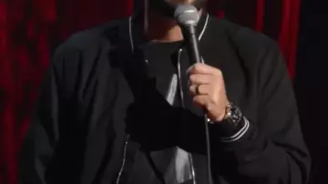 Le Tennessee Kid Nate Bargatze veste noire Bomber unisexe portée par Self (Nate Bargatze) dans Nate Bargatze : The Tennessee Kid