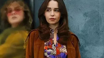 Ponies 2026 Emilia Clarke Brown Trench Coat worn by Bea (Emilia Clarke) in PONIES (S01)