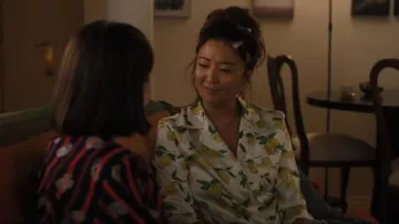 Ensemble short classique en soie Petite Plume porté par Mindy Chen (Ashley Park) dans l'épisode Emily in Paris (S05E04)