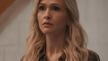 Stumble Courteney Potter Brown Floral Top porté par Courteney Potter (Jenn Lyon) tel que vu dans Stumble