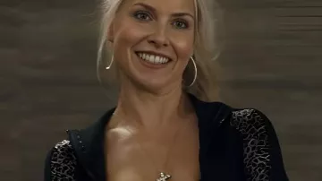 Chaqueta deportiva Landman S02 Ali Larter con estampado de leopardo llevada por Angela Norris (Ali Larter) en Landman