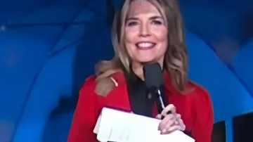 Le trench coat rouge de Savannah Guthrie de The Today Show 2025 porté par (Savannah Guthrie) dans Today Show