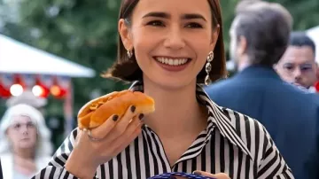 Emily à Paris S5 Lily Collins Chemise à manches bouffantes rayées portée par Emily Cooper (Lily Collins) dans Emily in Paris