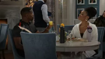 Chaqueta corta de cremallera de punto Alo Scholar llevada por Eva Thomas (Ambyr Michelle) como se ve en Más allá de las puertas (S01E192)