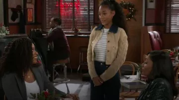 Veste courte à manches tricotées avec Les Filles portée par Samantha Richardson (Najah Jackson) telle que vue dans Beyond the Gates (S01E192)