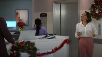 La chemise boutonnée Stelle de Noli Shop portée par le Dr Nicole Dupree Richardson (Daphnée Duplaix) telle que vue dans Au-delà des Portes (S01E192)