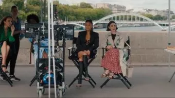 Bottes hautes en cuir coin oblique portées par Mindy Chen (Ashley Park) telles que vues dans Emily à Paris (S05E06)