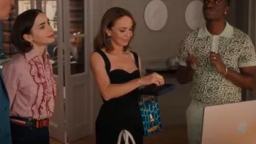 Bolso de joyería Schiaparelli Anatomy usado por Sylvie Grateau (Philippine Leroy-Beaulieu) visto en Emily in Paris (S05E07)