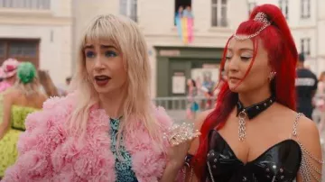 Bague ornée d’Emilio Pucci en argent portée par Emily Cooper (Lily Collins) telle que vue dans Emily à Paris (S05E07)