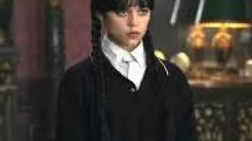 Robe maison margiela de Wednesday Addams / Goody Addams (Jenna Ortega) dans Mercredi (S02E08)