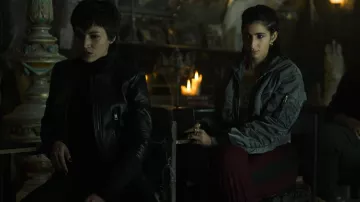 Leather jacket of Tokio (Úrsula Corberó) in Money Heist (S03E02)