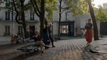 Létrange Paris 1838 L’Égo Mini in Terre worn by Emily Cooper (Lily Collins) as seen in Emily in Paris (S05E09)