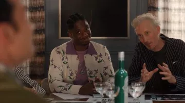 Chateau Orlando Carrigan de polo Trailing Violets que lleva Julien (Samuel Arnold) como se ve en Emily en París (S05E09)