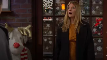 Et Ochs Thea Gown en Latte llevado por Phyllis Summers (Michelle Stafford) como se ve en The Young and the Restless el 12 de diciembre de 2025