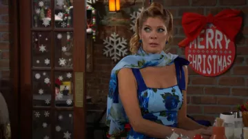 Vixen de Micheline Pitt Vestido de verano y bufanda Wiggle de los años 50 en rosas vintage azules llevadas por Phyllis Summers (Michelle Stafford) tal como se ve en The Young and the Restless el 12 de diciembre de 2025