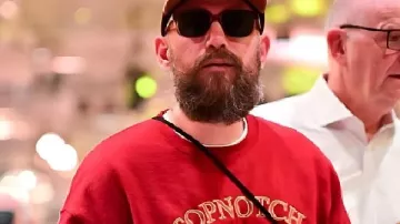 Rapper MC Fitti Red Graphic Sweatshirt in MC FITTI - FITTI MITM BART - OFFIZIELLER BUVISOCO SONG 2013 (OFFICIAL VIDEO MC FITTI TV)