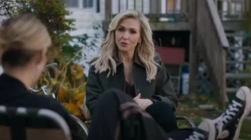Veste™ de grange J Crew avec col en faux cuir portée par Courteney Potter (Jenn Lyon) telle que vue dans Stumble (S01E04)