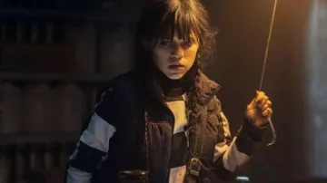 Crop top noir et blanc de Wednesday Addams / Goody Addams (Jenna Ortega) dans Mercredi (S01E06)