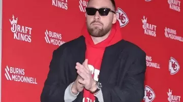 El sentido homenaje de Travis Kelce a Taylor Swift en el partido Chiefs vs. Broncos: ¡Un toque de amor!
