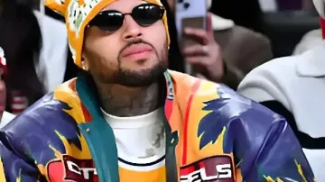 Chaqueta de Chris Brown para el partido de los Lakers vs. los Rockets 2025. Chris Brown y Tyga acuden al partido de los Lakers en Navidad (¡Guau!).